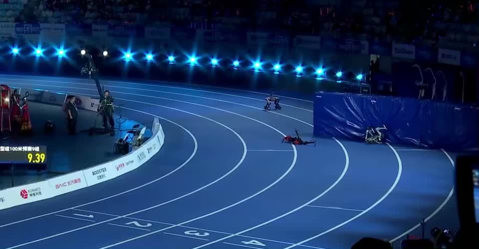 Frame aos 18 s: o placar do estádio exibe “大型组100米预赛9组” e o tempo 9.39.